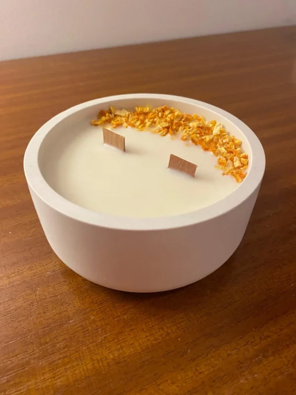 Vela canela y naranja